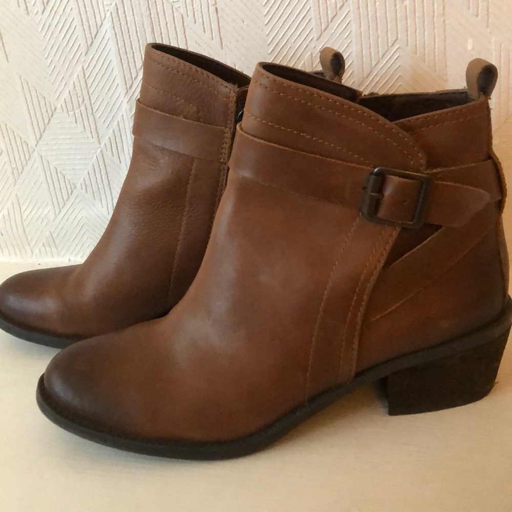 Vince Camuto size 8 Booties